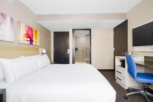 Habitación con cama extragrande y vistas a la ciudad del hotel Doubletree By Hilton New York Times Square West. Foto 9