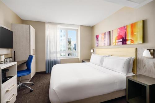 Habitación con cama extragrande y vistas a la ciudad del hotel Doubletree By Hilton New York Times Square West. Foto 10