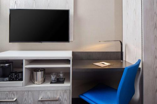 Habitación con cama extragrande - Adaptada para personas con discapacidad auditiva del hotel Doubletree By Hilton New York Times Square West. Foto 3