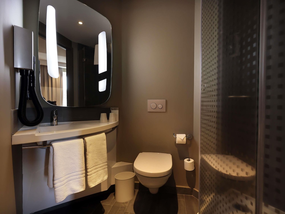 Habitación Estándar con 1 cama doble del hotel Ibis Yerevan Center. Foto 5
