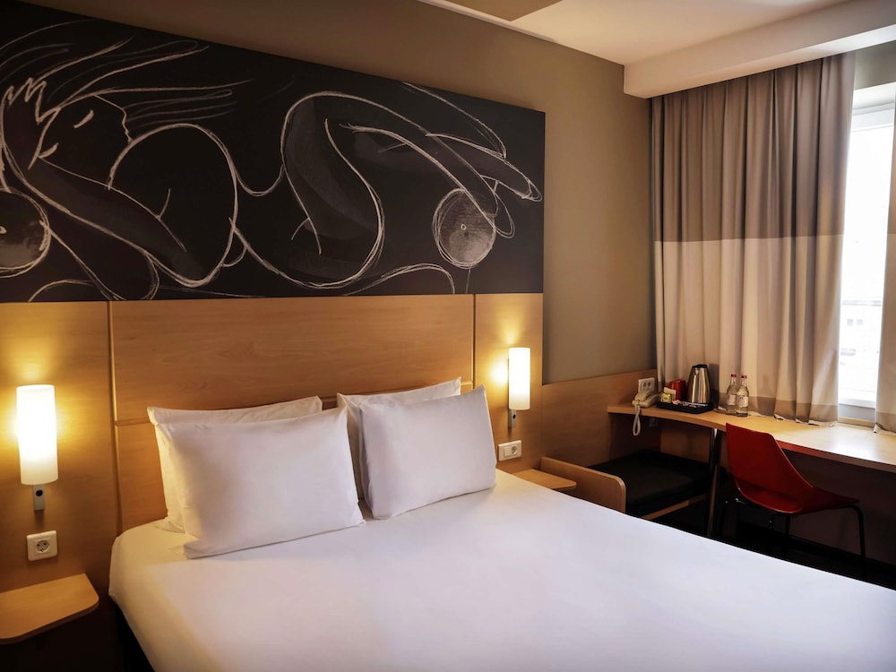 Habitación premium con una cama doble del hotel Ibis Yerevan Center. Foto 6