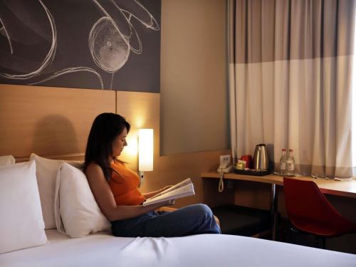 Habitación premium con dos camas individuales y un baño con cabina de ducha del hotel Ibis Yerevan Center. Foto 1