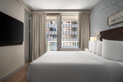 Suite Estudio King con sofá cama y escritorio del hotel The Bernic NYC. Foto 5