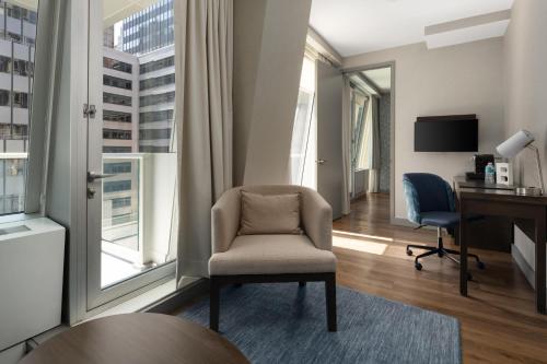 Suite Estudio King con sofá cama y escritorio del hotel The Bernic NYC. Foto 6