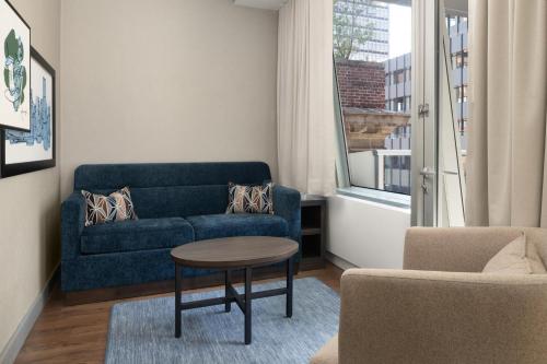 Suite Estudio King con sofá cama y escritorio del hotel The Bernic NYC. Foto 7