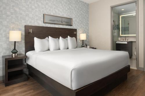 Suite Estudio King con sofá cama y escritorio del hotel The Bernic NYC. Foto 8