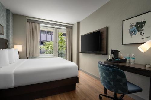 Habitación King con balcón tipo step‑out del hotel The Bernic NYC. Foto 4