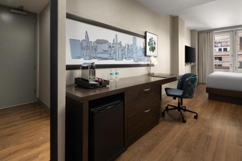 Habitación Esquinera King con balcón del hotel The Bernic NYC. Foto 5