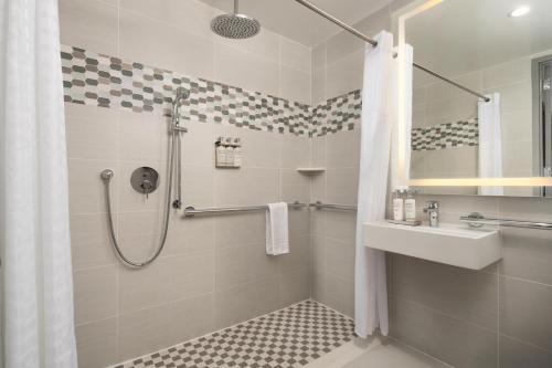 Habitación King con balcón y ducha accesible para silla de ruedas y personas con discapacidad auditiva del hotel The Bernic NYC