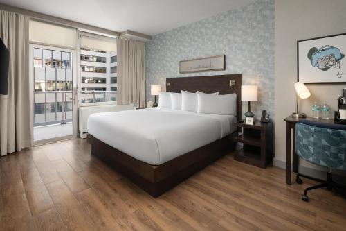 Habitación King con balcón y ducha accesible para silla de ruedas y personas con discapacidad auditiva del hotel The Bernic NYC. Foto 1