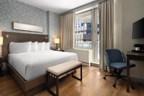 Habitación Queen con balcón del hotel The Bernic NYC. Foto 1
