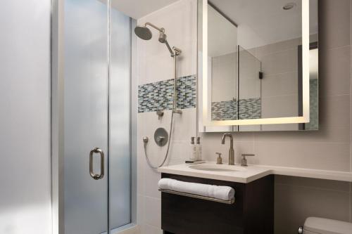Habitación Queen con balcón del hotel The Bernic NYC. Foto 2