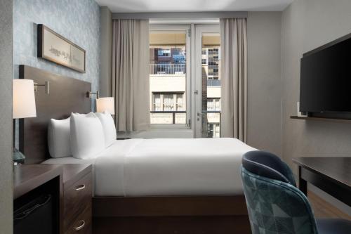 Habitación Deluxe Queen con balcón del hotel The Bernic NYC