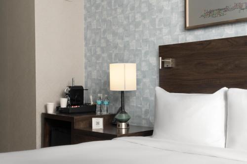 Habitación Deluxe Queen con balcón del hotel The Bernic NYC. Foto 1