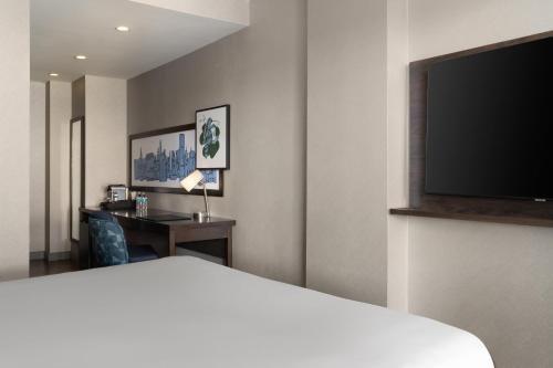 Habitación Esquinera King con balcón de salida directa del hotel The Bernic NYC. Foto 2