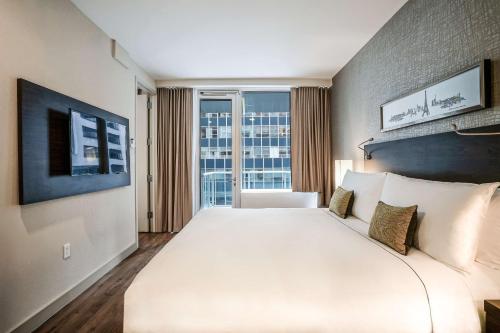 Suite Estudio con sofá cama y escritorio y cama extragrande del hotel The Bernic NYC