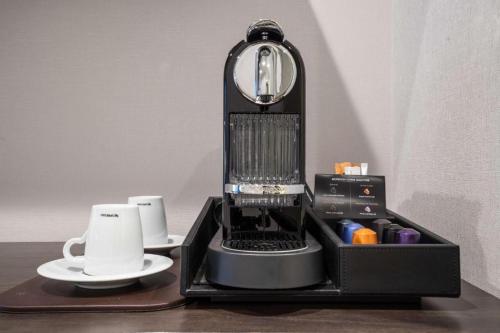 Suite Estudio con sofá cama y escritorio y cama extragrande del hotel The Bernic NYC. Foto 4