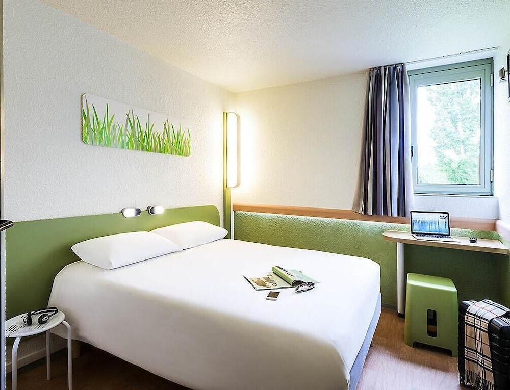 DOBLE - Habitación con una cama grande del hotel Ibis Budget Chatellerault. Foto 1