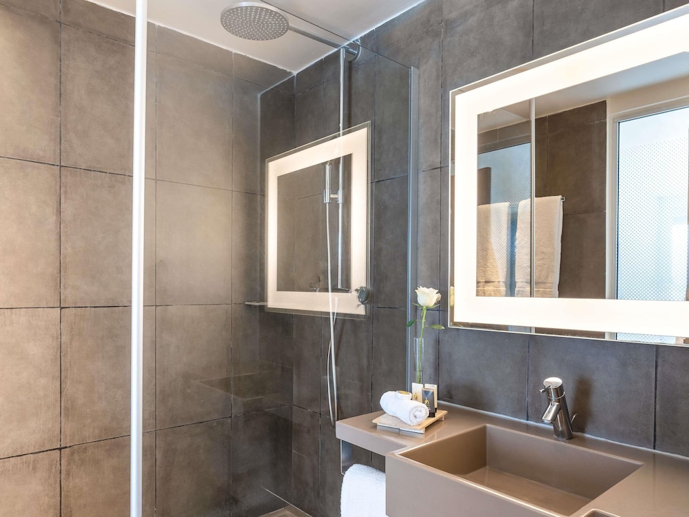 Habitación Estándar con cama doble del hotel Novotel Abidjan Plateau. Foto 3