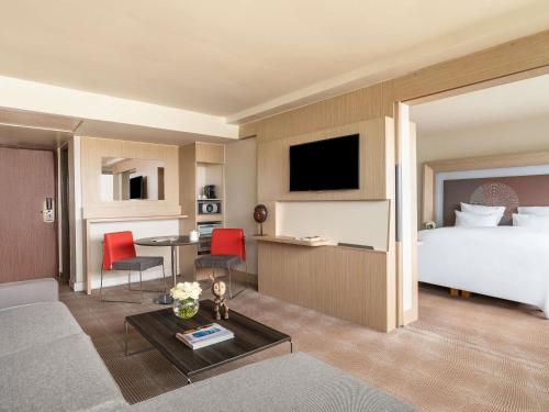 Suite Junior con 1 cama doble del hotel Novotel Abidjan Plateau. Foto 1