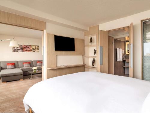 Suite Junior con 1 cama doble del hotel Novotel Abidjan Plateau. Foto 3