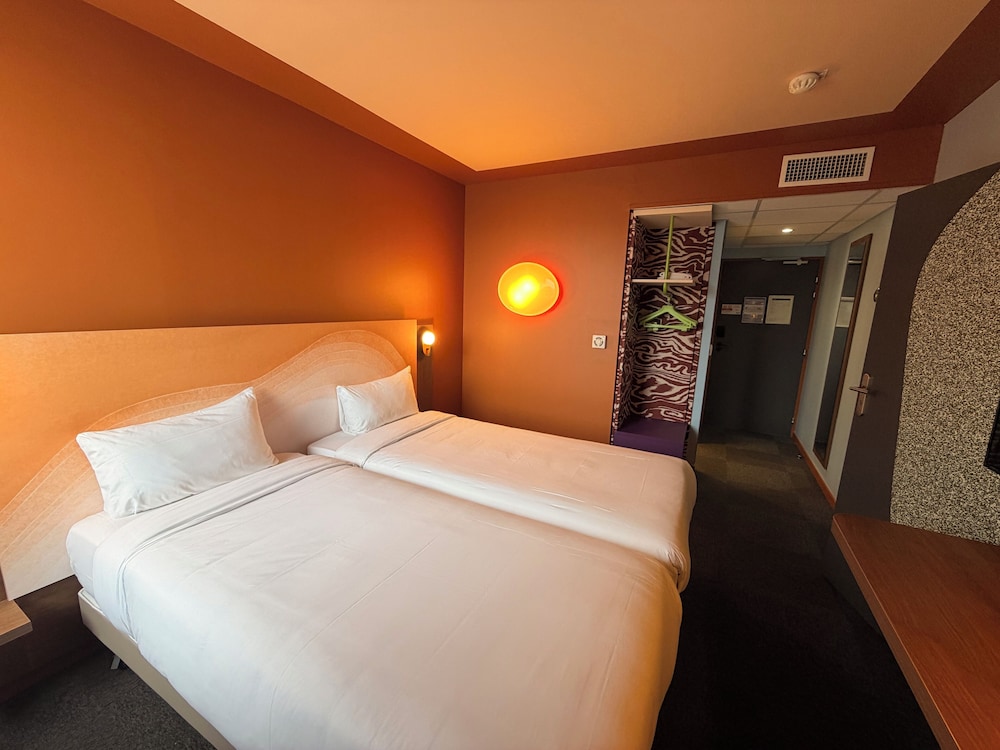 Habitación estándar - camas individuales del hotel Ibis Styles Ales Centre. Foto 1