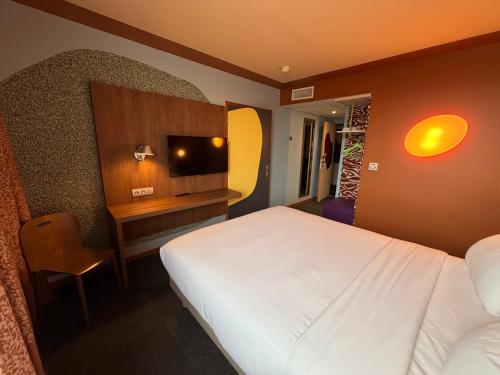 Habitación familiar - 1 cama doble y camas individuales del hotel Ibis Styles Ales Centre. Foto 1
