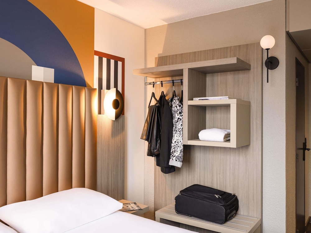 Habitación familiar con 1 cama doble + 1 sofá (convertible en 2 camas individuales) del hotel Ibis Styles Saint-quentin. Foto 3
