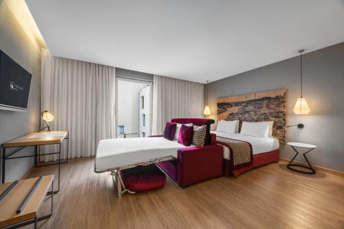 Habitación Doble con sofá cama del hotel Eurostars Porto Centro. Foto 9