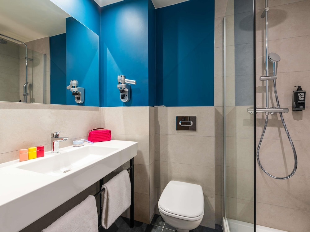 Habitación estándar con dos camas individuales del hotel Ibis Nuits Saint Georges. Foto 7