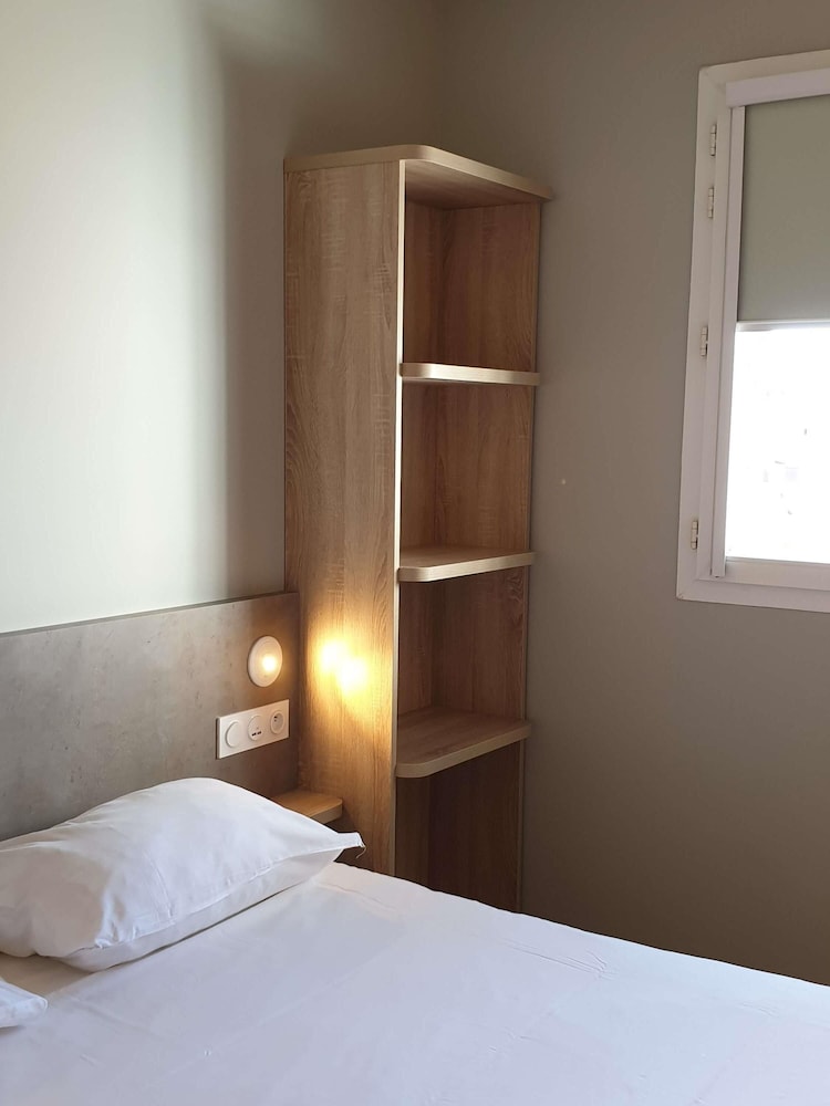 Habitación Standard con una cama doble y baño con ducha del hotel Ibis Budget Ciboure Saint Jean De Luz