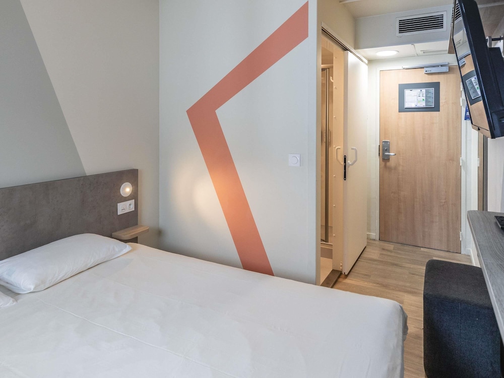 Habitación Standard con una cama doble y baño con ducha del hotel Ibis Budget Ciboure Saint Jean De Luz. Foto 1