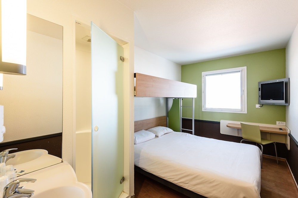 Habitación Standard con una cama doble y baño con ducha del hotel Ibis Budget Ciboure Saint Jean De Luz. Foto 2