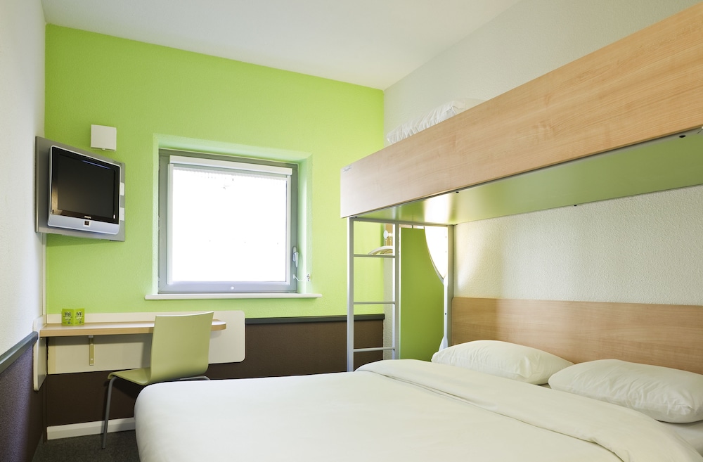 Habitación Standard con una cama doble y baño con ducha del hotel Ibis Budget Ciboure Saint Jean De Luz. Foto 3