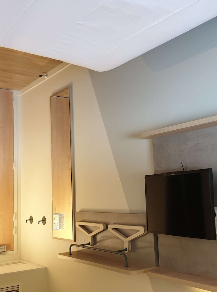 Habitación Standard con una cama doble y baño con ducha del hotel Ibis Budget Ciboure Saint Jean De Luz. Foto 4