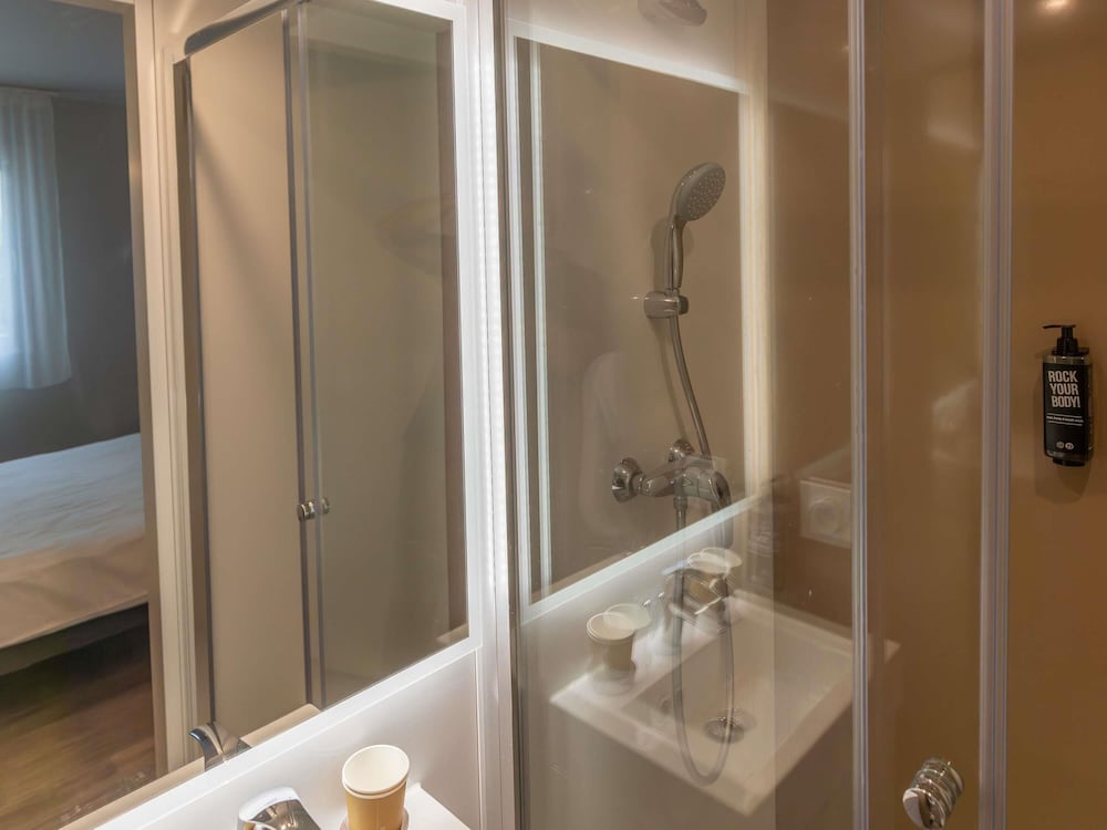 Habitación Standard con una cama doble y baño con ducha del hotel Ibis Budget Ciboure Saint Jean De Luz. Foto 5