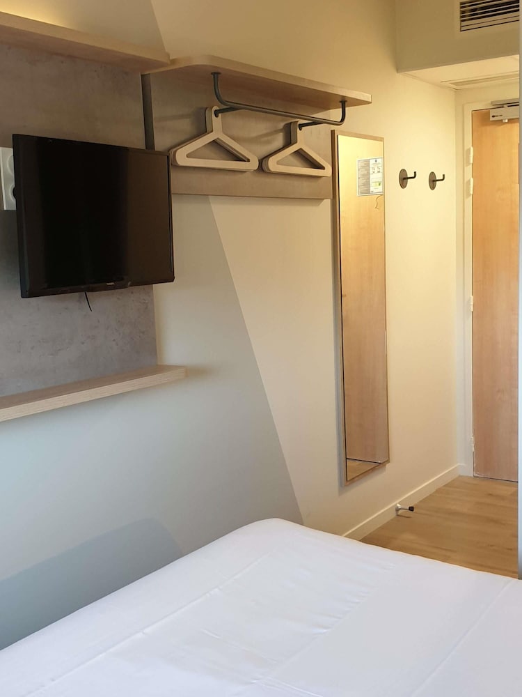 Habitación Standard con una cama doble y baño con ducha del hotel Ibis Budget Ciboure Saint Jean De Luz. Foto 6