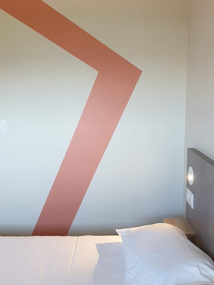 Habitación Standard con una cama doble y baño con ducha del hotel Ibis Budget Ciboure Saint Jean De Luz. Foto 9