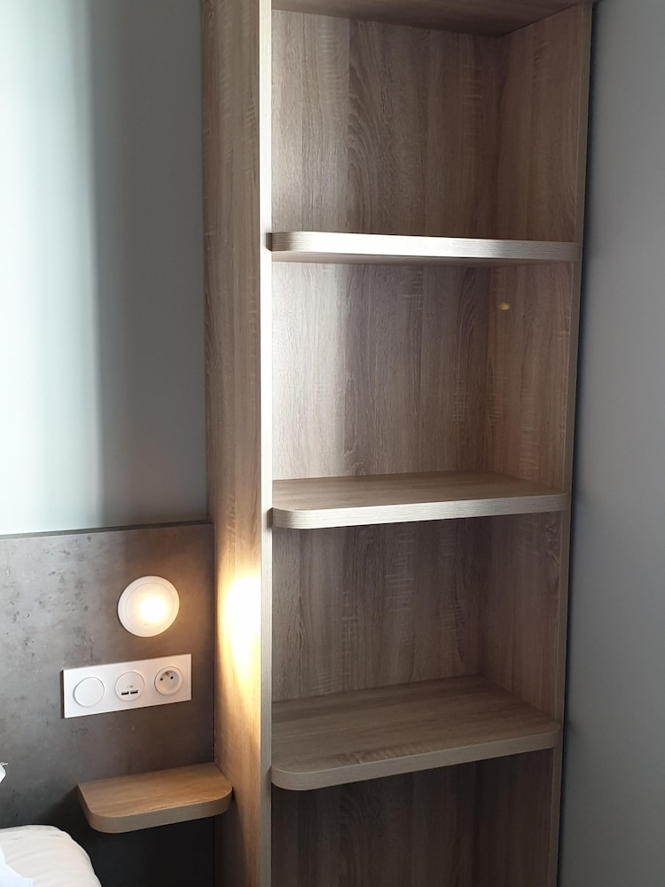 Habitación Standard con una cama doble y baño con ducha del hotel Ibis Budget Ciboure Saint Jean De Luz. Foto 10
