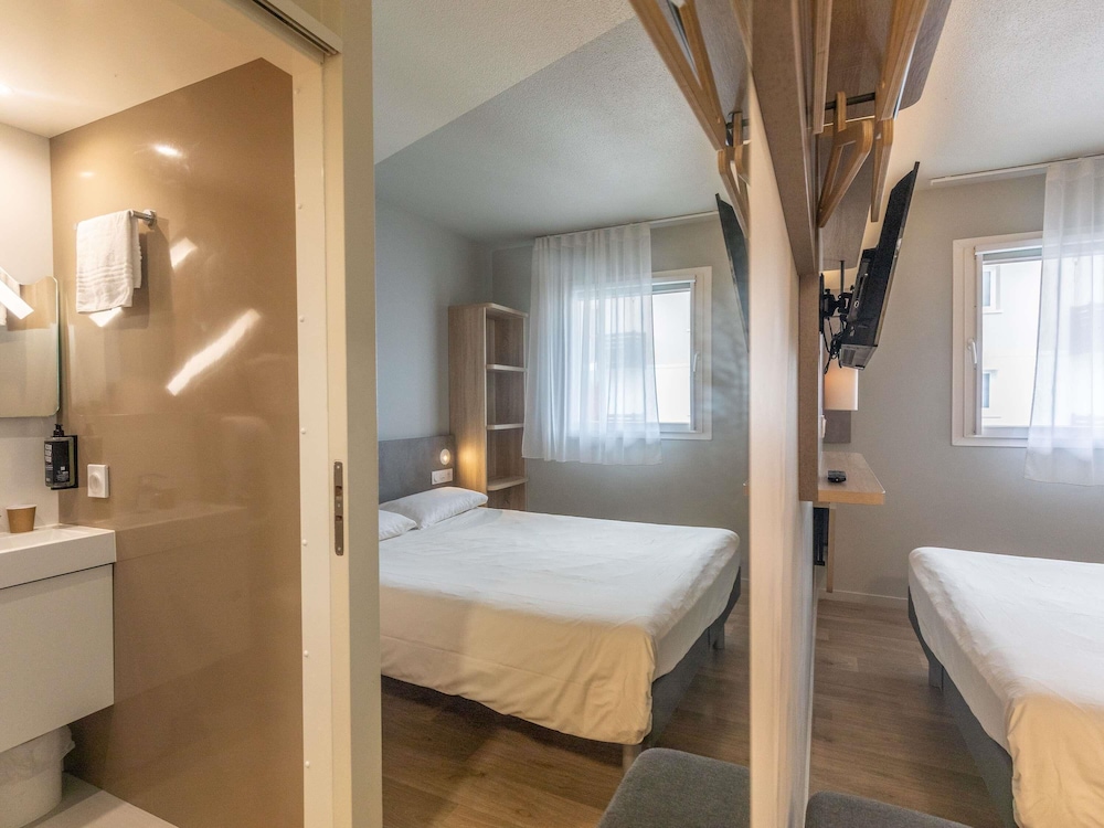 Habitación Standard con una cama doble y baño con ducha del hotel Ibis Budget Ciboure Saint Jean De Luz. Foto 12