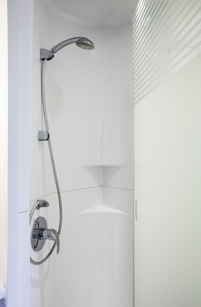 Habitación Standard con una cama doble y baño con ducha del hotel Ibis Budget Ciboure Saint Jean De Luz. Foto 13