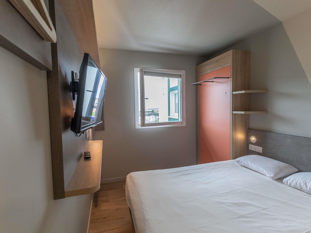 Habitación Standard para hasta 3 personas con 1 cama doble y 1 cama individual del hotel Ibis Budget Ciboure Saint Jean De Luz. Foto 1