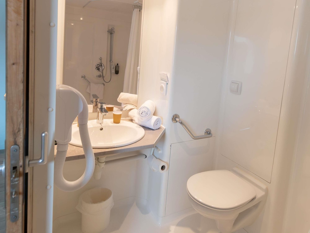 Habitación para huéspedes con limitaciones físicas del hotel Ibis Budget Ciboure Saint Jean De Luz. Foto 1