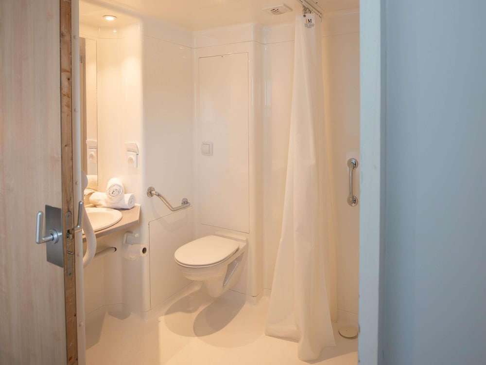 Habitación para huéspedes con limitaciones físicas del hotel Ibis Budget Ciboure Saint Jean De Luz. Foto 2