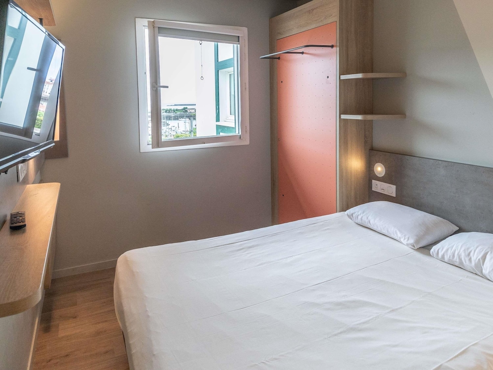 Habitación Standard con una cama doble, baño con ducha y vistas a la bahía del hotel Ibis Budget Ciboure Saint Jean De Luz