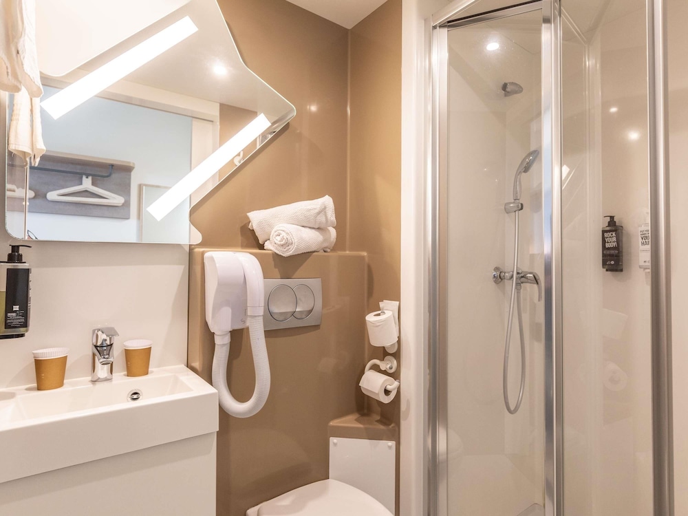 Habitación Standard con una cama doble, baño con ducha y vistas a la bahía del hotel Ibis Budget Ciboure Saint Jean De Luz. Foto 1