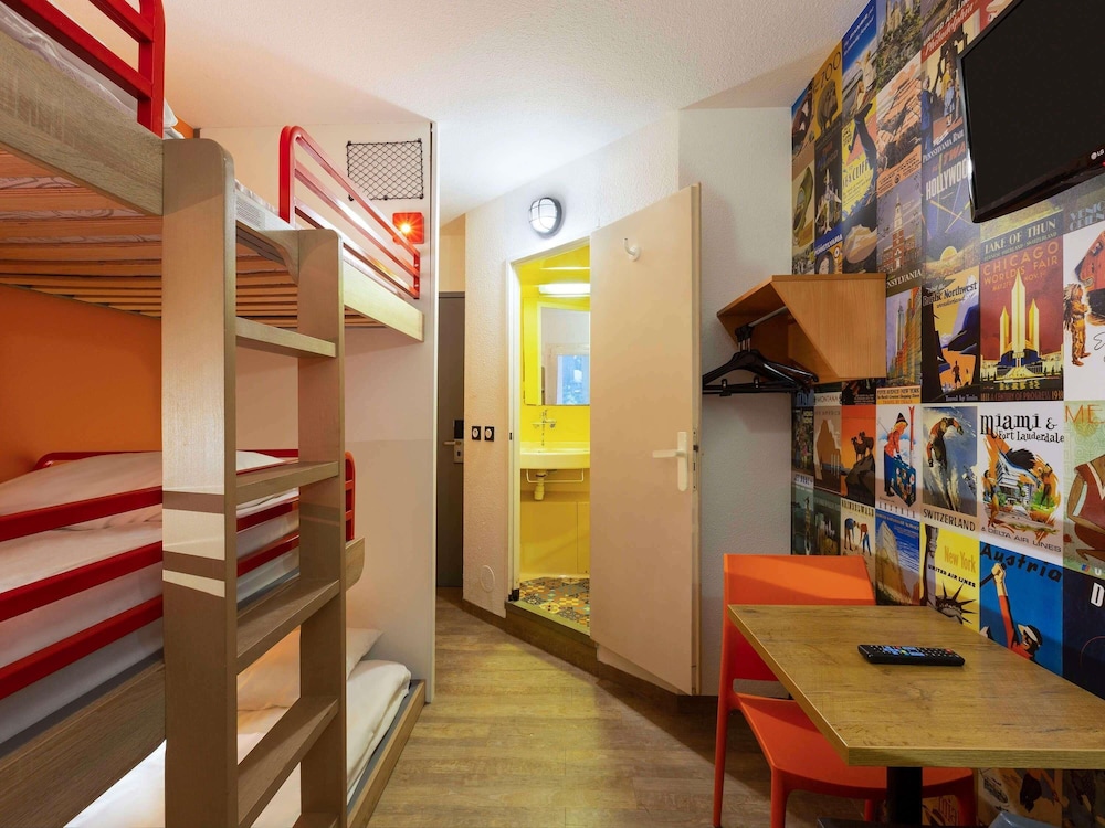 Habitación Cabrio con tres camas individuales, baño y aseo privados. Nuevo #ontheroad del hotel f1 Nemours. Foto 3