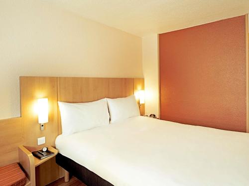 Habitación Estándar - 1 cama doble y 1 individual del hotel Ibis Dijon Sud. Foto 1