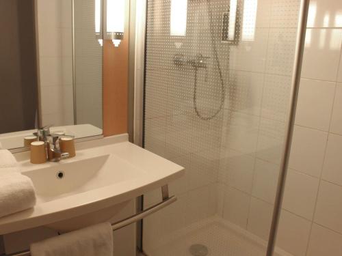 Habitación Estándar - 1 cama doble y 1 individual del hotel Ibis Dijon Sud. Foto 4