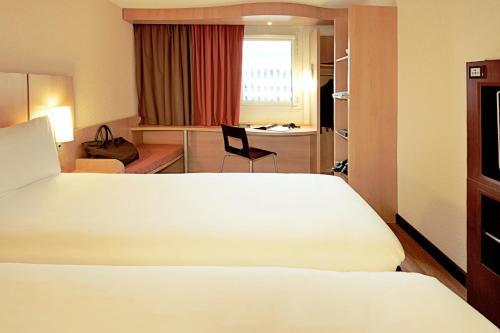 Habitación Doble Estándar - 2 camas del hotel Ibis Dijon Sud. Foto 6